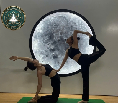 Không gian lớp học buổi sáng tại Lotus Yoga